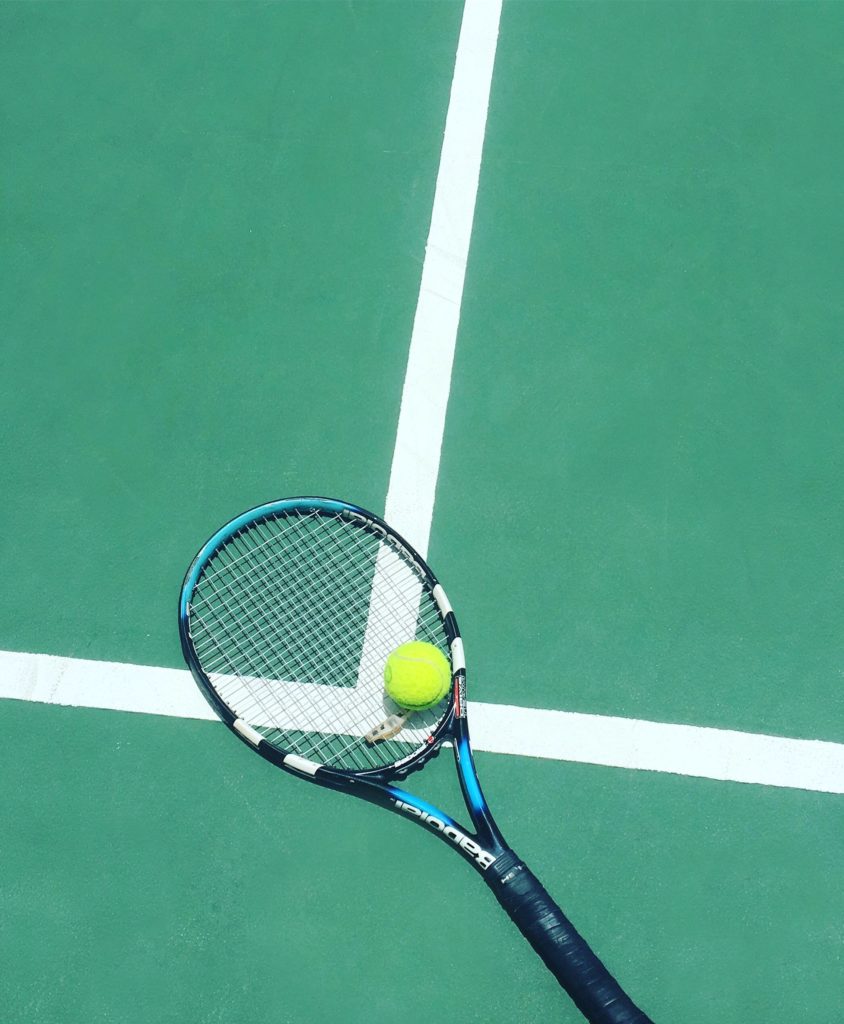 テニスコートとラケット