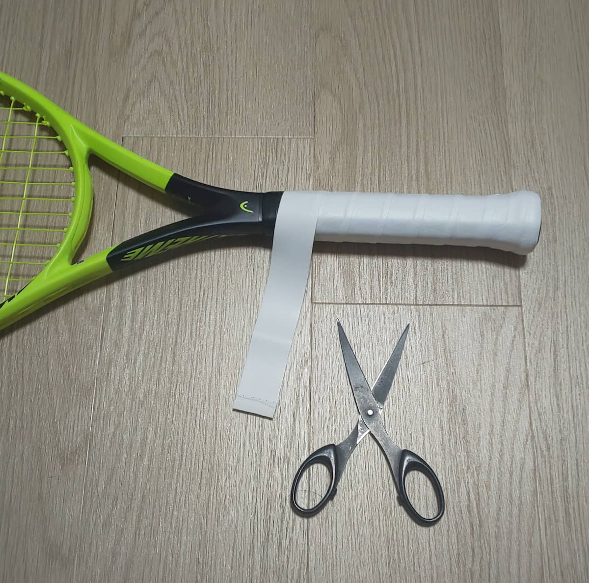 【テニス】グリップテープの巻き終わりをきれいにする方法【バドミントン】 すぽてく